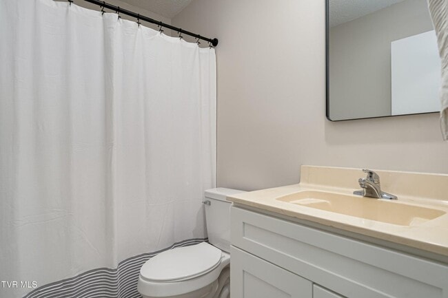 Building Photo - 2 Bdrm / 1.5 Bath Townhouse in Johnson City - Near ETSU, JCMC & VA