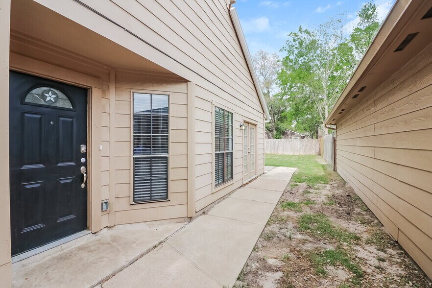 Building Photo - 7722 High Village Dr