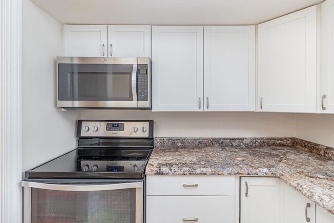 Building Photo - Coming Soon | $2,000/mo | Spacious Split-L...