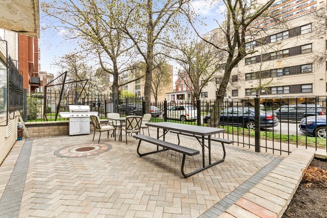 Primary Photo - 6012 N Kenmore Ave