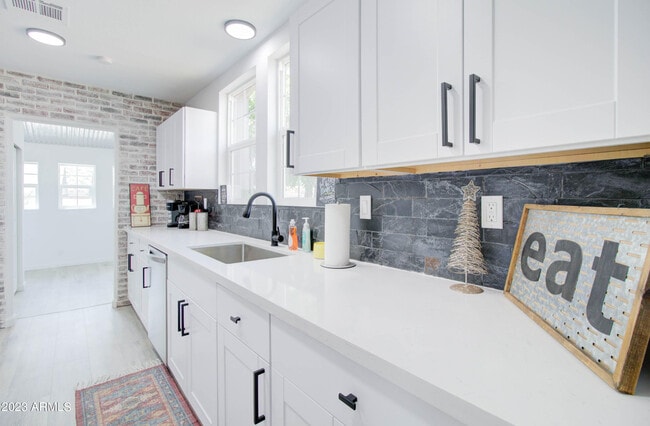 Building Photo - 258 S Sutherland St