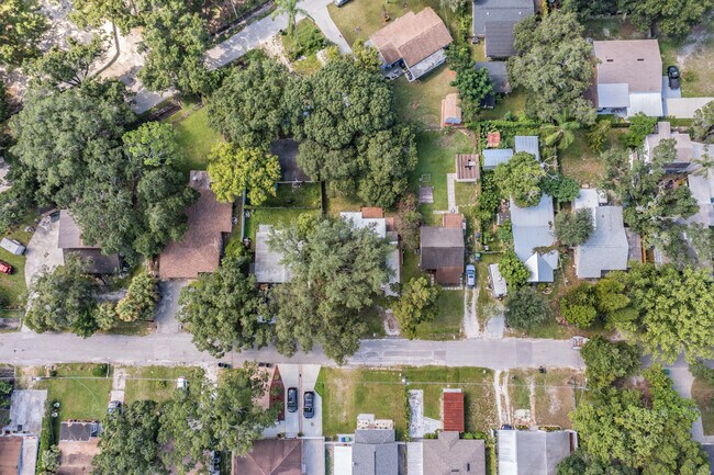 Building Photo - 810 W Minnehaha St