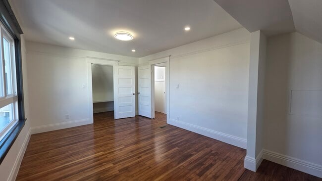 Building Photo - 1590 Underwood Ave