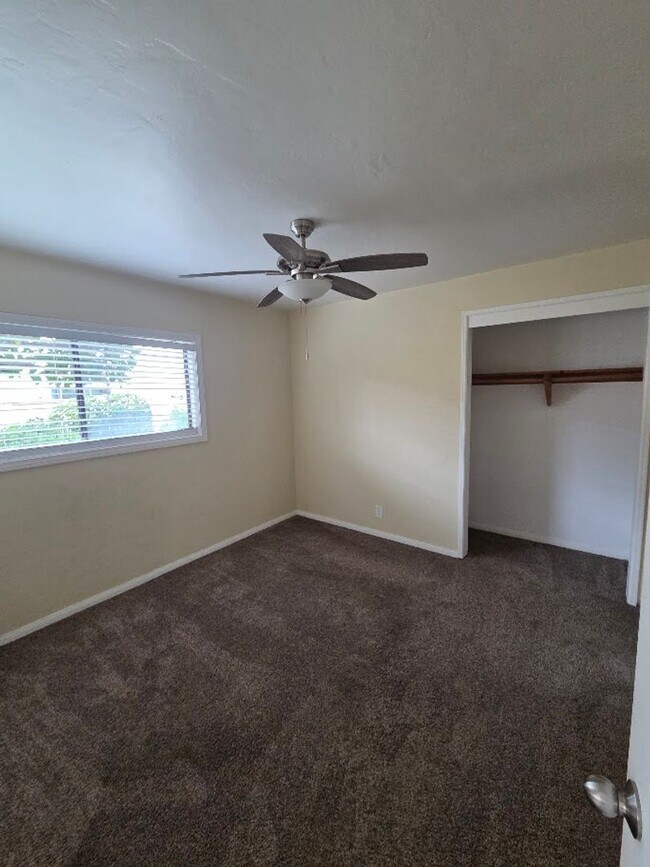 Building Photo - Emerald (3 unit detached)