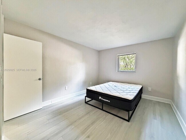 Building Photo - 8601 SW 68th Ct