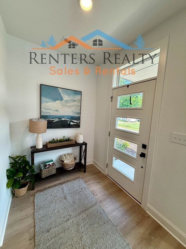 Building Photo - Stunning 2 Bedroom with Courtyard