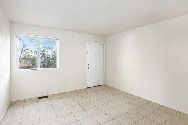 Building Photo - Updated Duplex 4 bed | 2 bath in Westwood!