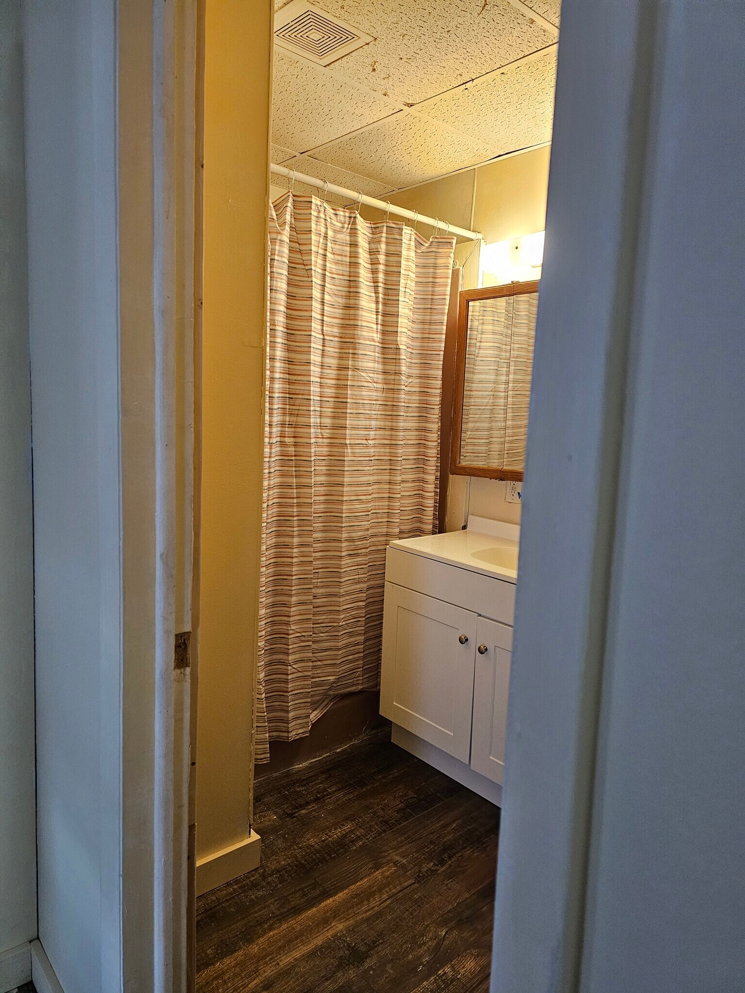 Bathroom - 613 Poplar St