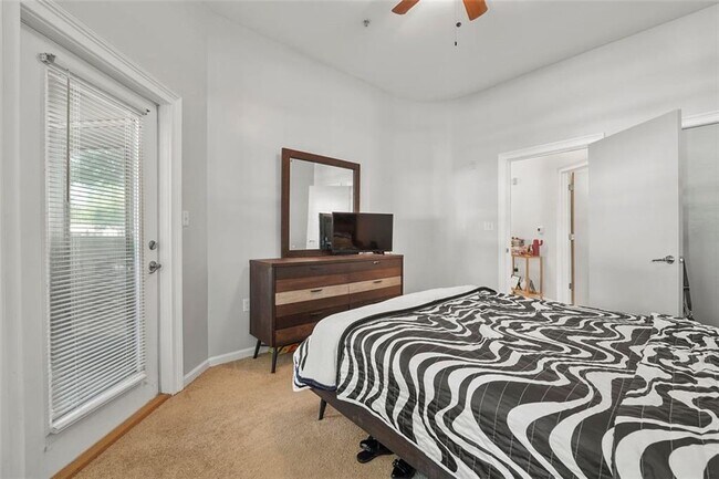 Building Photo - 898 Oak St SW