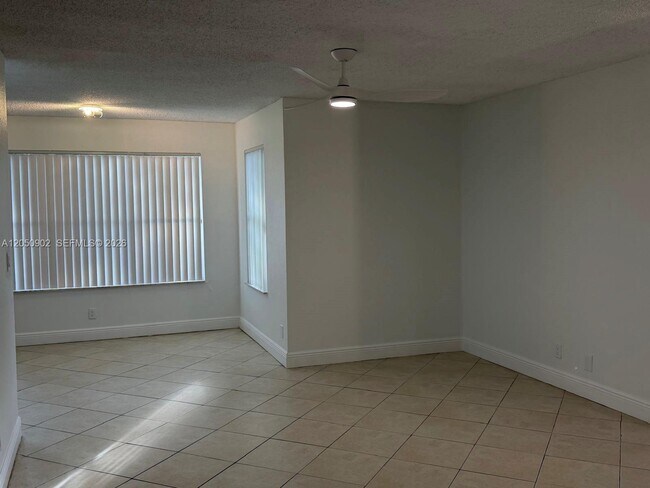 Building Photo - 643 Vista Isles Dr