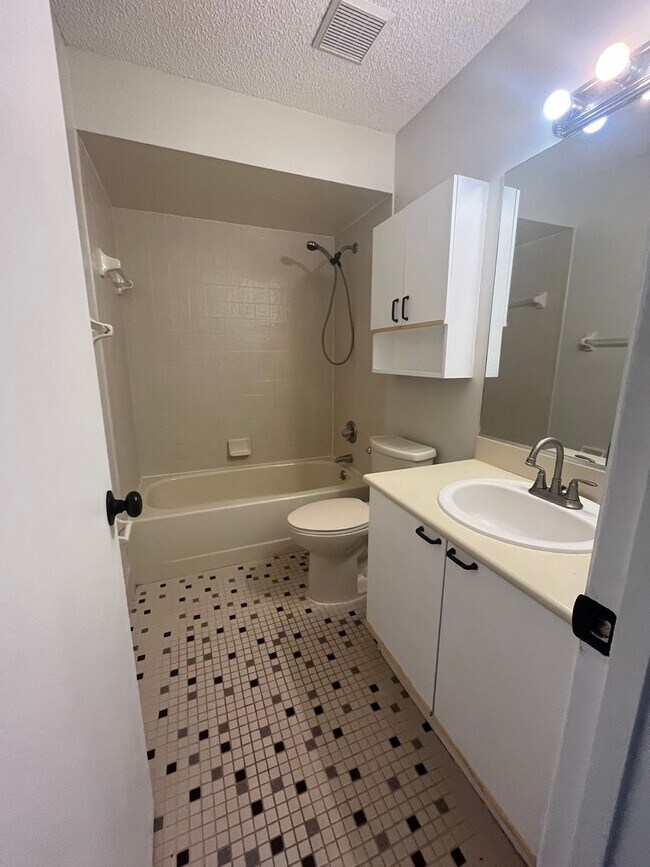 Building Photo - Super Cute 3bd 2bath! FENCED IN YARD !