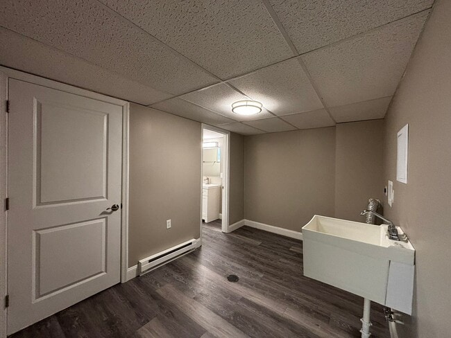 Building Photo - Newly remodeled 3+ bedroom