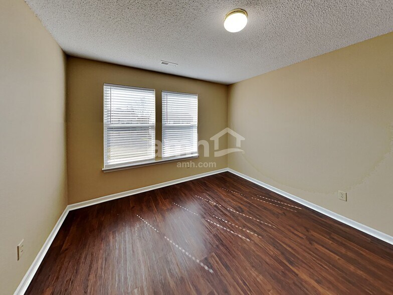 Building Photo - 10970 Clear Spring Dr