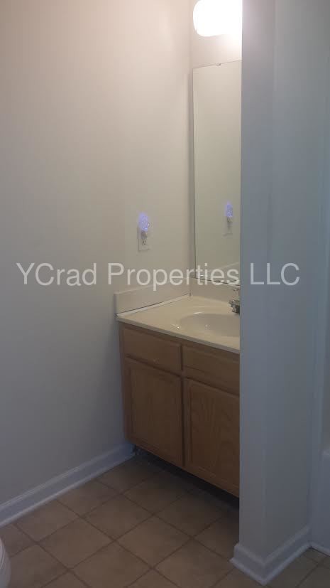 Building Photo - 1br/1ba Room, Total Electric, Community Pool