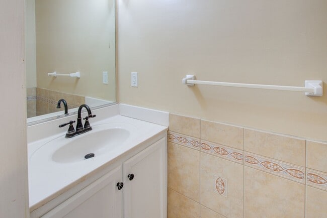 Building Photo - 3 Bed, 2.5 Bath Home Conveniently Located ...