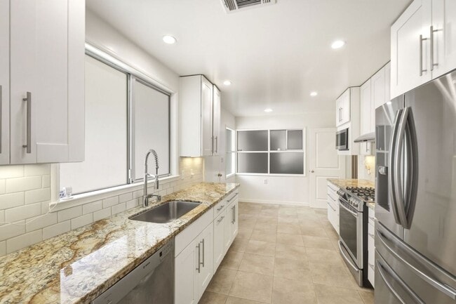 Building Photo - Thoughtfully Updated 3 Bed, 2 Bath Home Close to Rinconada Park, Lucie Stern Community Center, an...