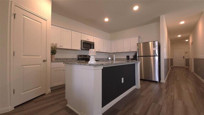 Building Photo - 124 Blazilmar Ln