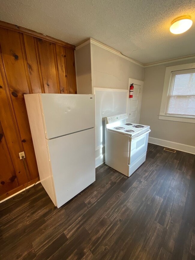 Building Photo - 2 bed 1 bath single family home newly remolded