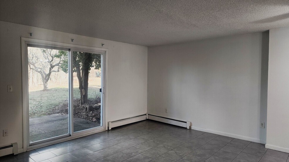 Living room - 86 Wakefield Cir