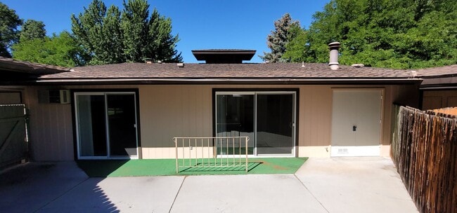 Building Photo - Beautiful 2 Bedroom / 2 Bath Bungalow Next to Hidden Valley Golf Club with Large Private Patio, N...