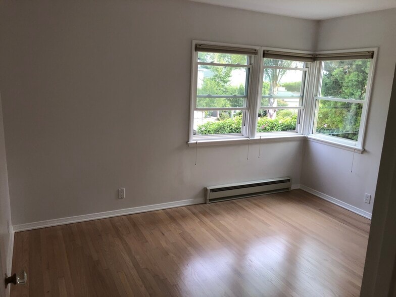 Main bedroom - 12621 Woodgreen St