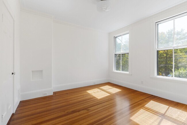 Building Photo - 33 Brewster St