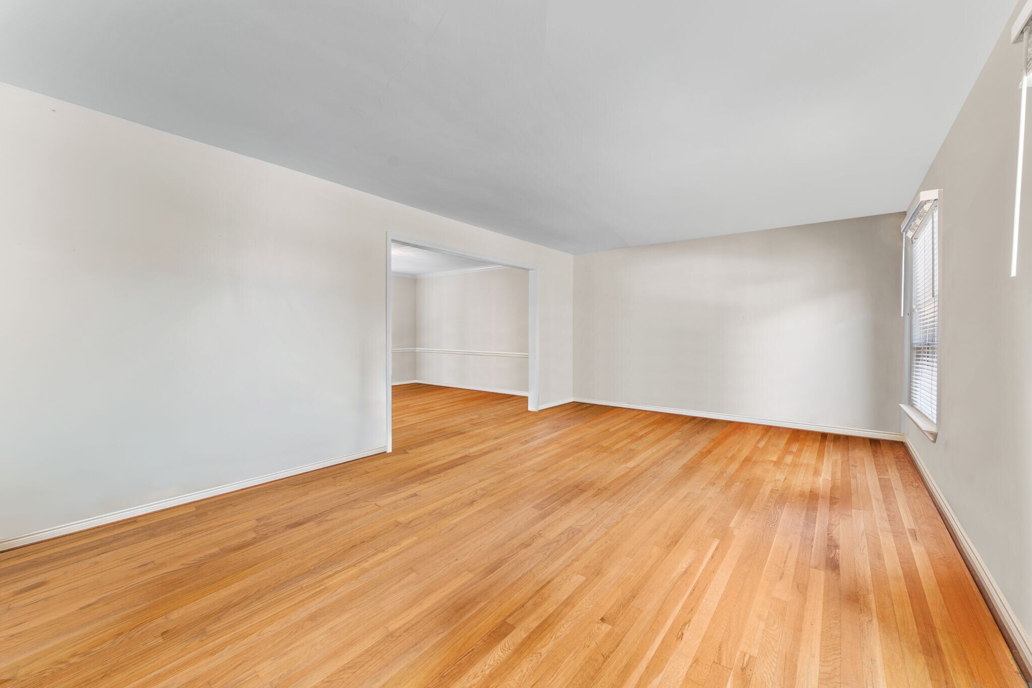 Large Living Room with hardwood floors - 9 Snug Hill Ct