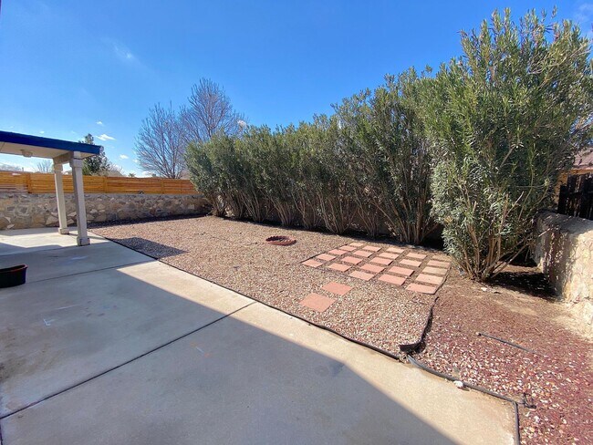 Building Photo - West El Paso 5bed Refrig A/C Home