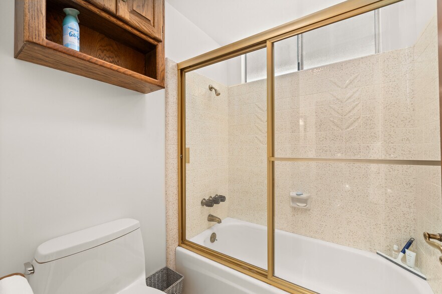 Full bathroom w/ shower and Marble floor - 1557 E Puente St