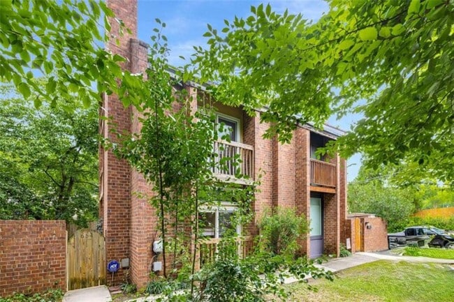 Building Photo - 654 Cleburne Terrace NE