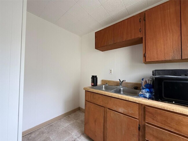 Building Photo - 231 E Live Oak St