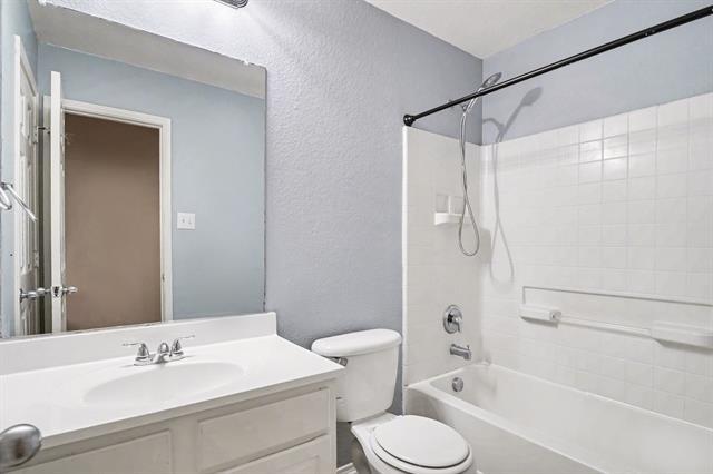 Building Photo - 633 Horn St