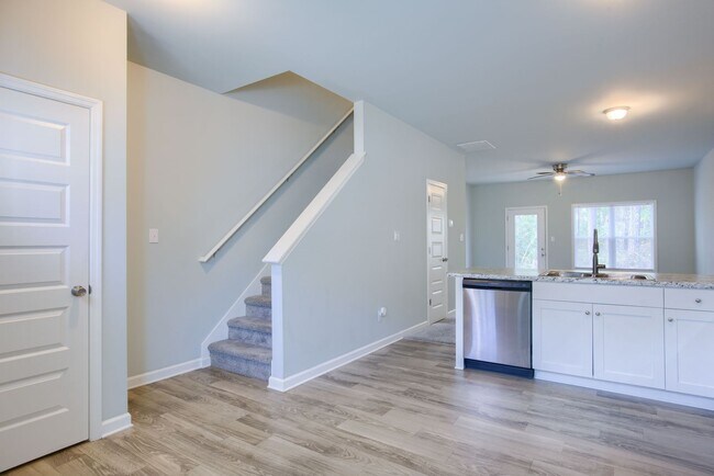 Building Photo - Charming 2-Bed, 2.5-Bath Townhome