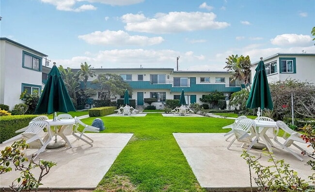 Building Photo - "Charming 1-Bedroom Santa Monica Retreat w...