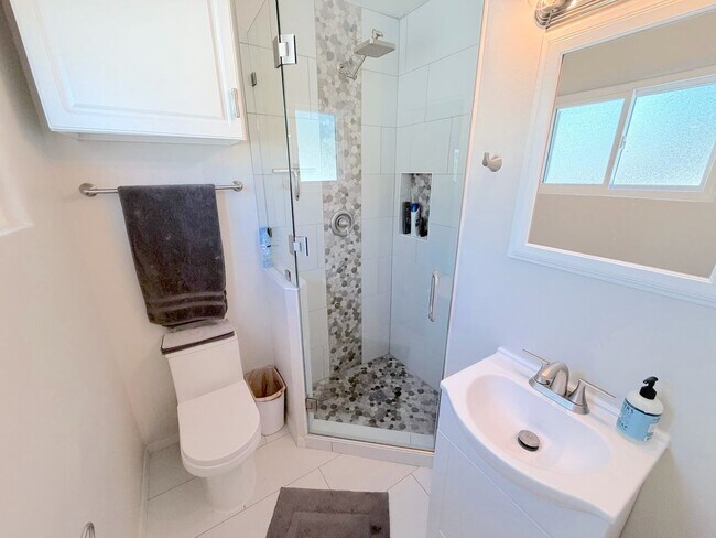 Building Photo - Charming 3 Bedroom, 2 Bathroom NE ABQ Home. Refrigerated Air! Spacious backyard. Near Uptown