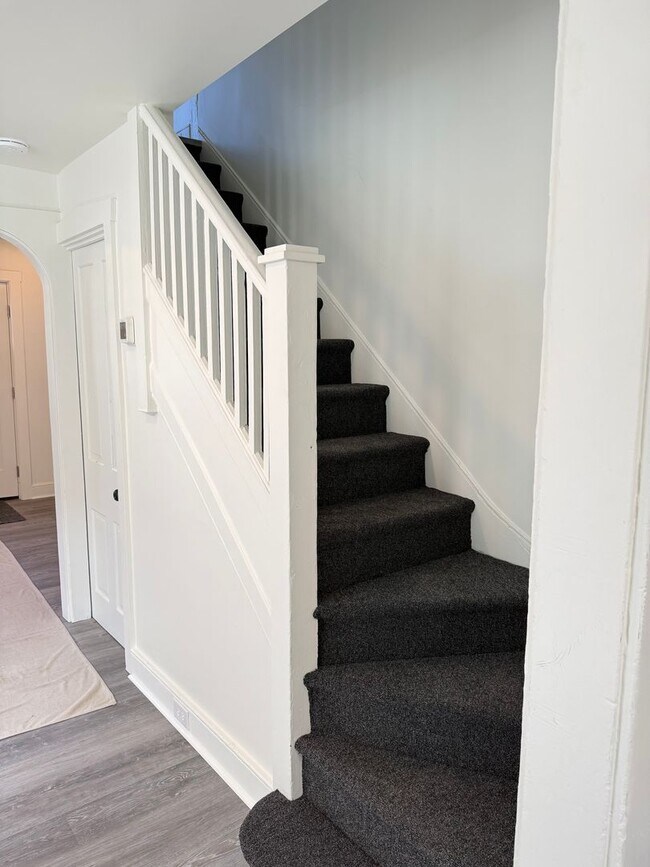 Building Photo - Beautifully Renovated 2 bedroom Tiny Home - End-of-Row Unit w/ Laundry!