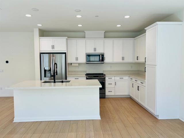 Building Photo - 530 Longmeadow St