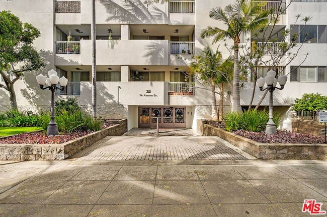 Building Photo - 321 N Oakhurst Dr