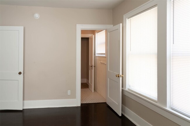 Building Photo - 405 W Clay St