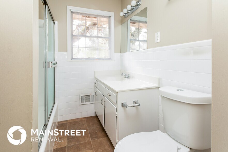 Building Photo - 892 Oak Dr