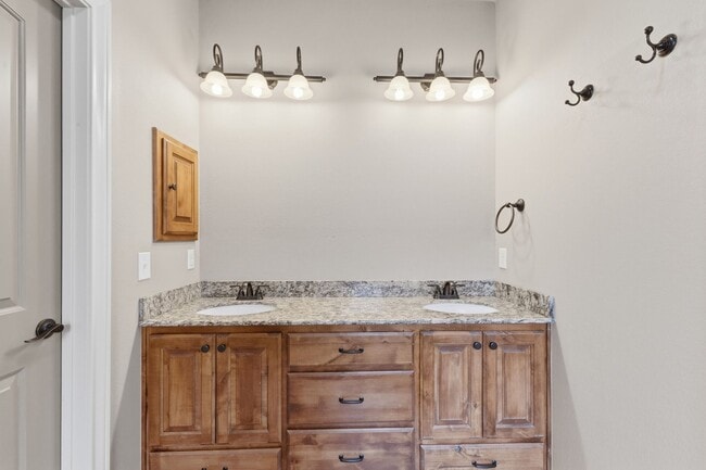 Building Photo - Spacious 3 Bed, 2 Bath House in Edelweiss Gartens Available Now!