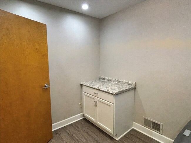 Building Photo - 1289 Creek St