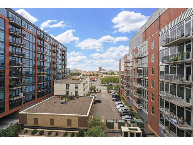 Building Photo - 215 10th Ave S