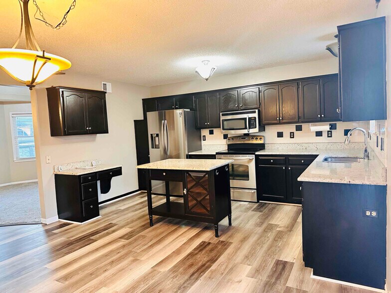 Building Photo - 1142 E Frontier Dr