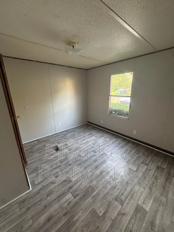 Building Photo - 901 Eastanallee Ave