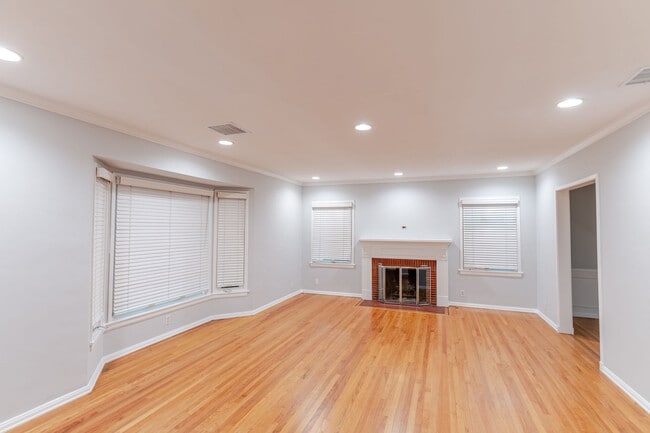 Building Photo - 640 E Valencia Ave