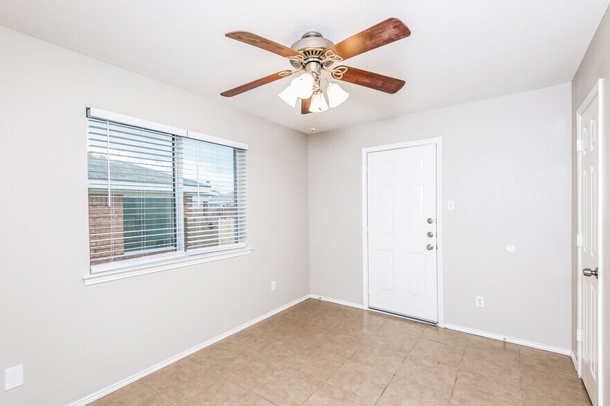 Building Photo - 2500 Ensenada Ln