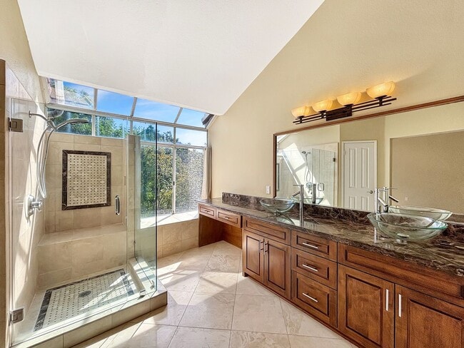 Building Photo - Beautiful 5BD/3BA 2-Story House in Tierras...
