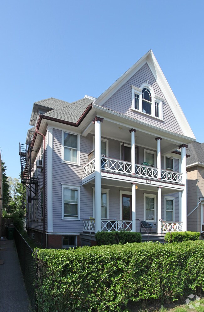 Building Photo - 639 Park Ave