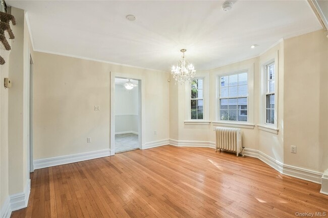 Building Photo - 806 Pelhamdale Ave